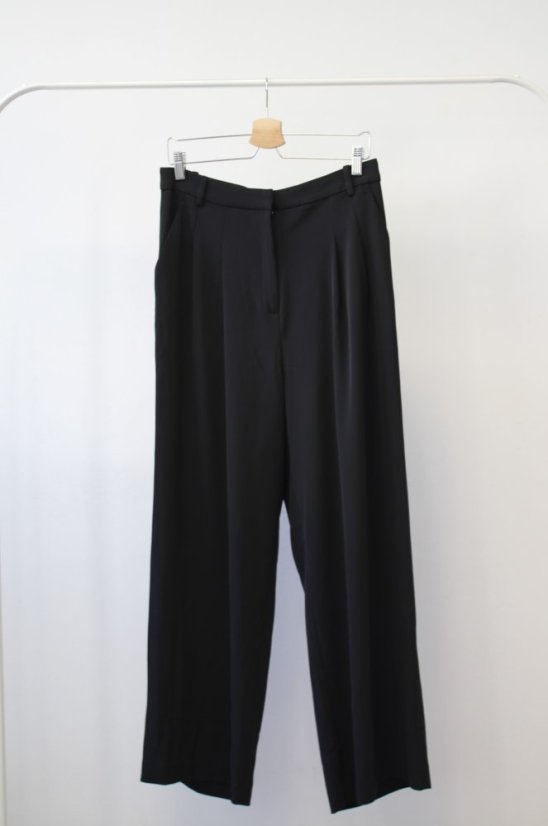 dámsky sveter, pásikavé tričko, nohavice, kabelka KRISTÍNA TORMOVÁ